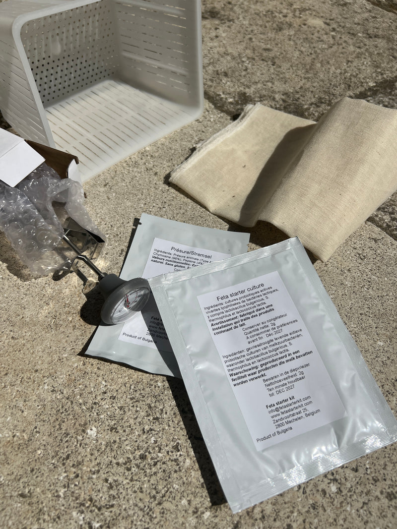 Feta Starter Kit — complete inhoud uitgestald
Feta Starter Kit — complete contents laid out