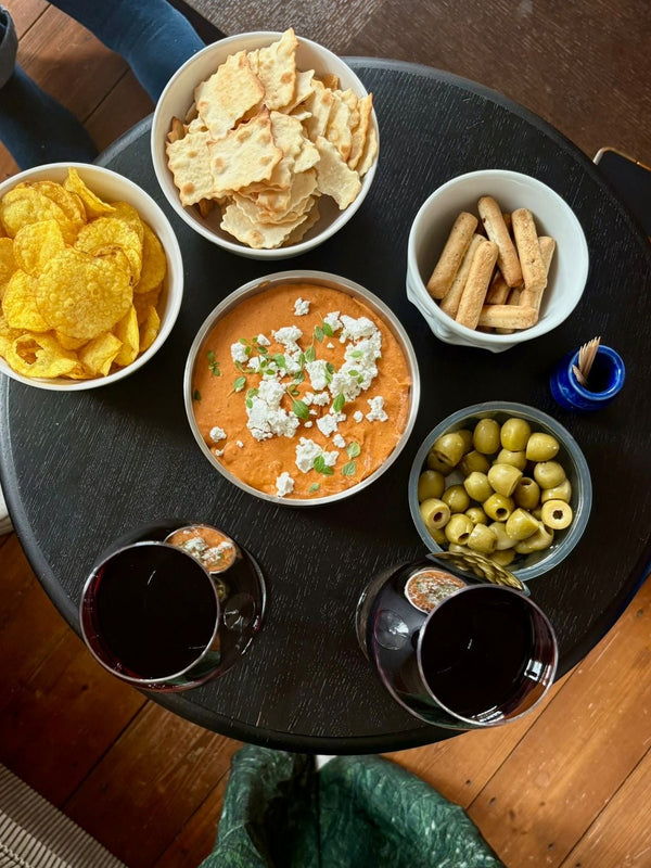Zelfgemaakte feta dip met olijven en crackers